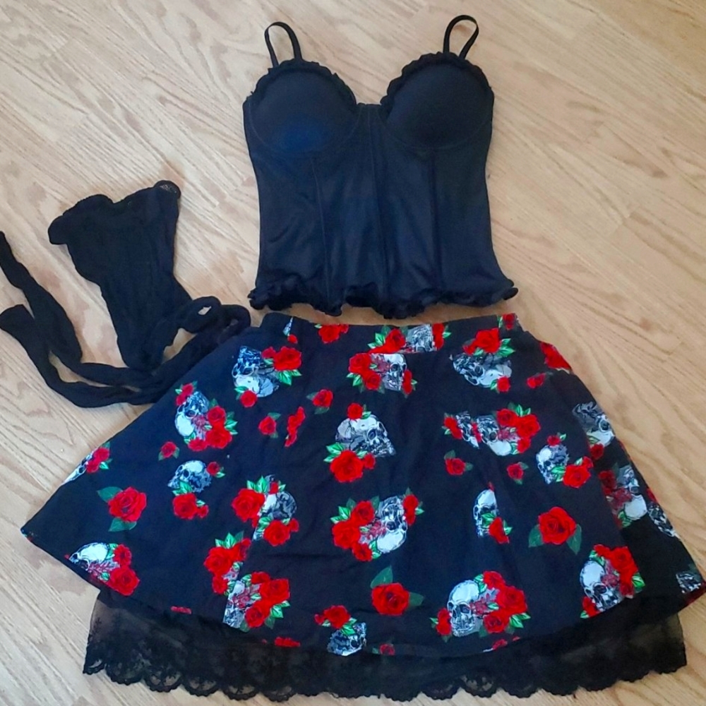 Spirit Halloween Women's Sexy Skulls and Roses 3 piece Costume Size Adult Small